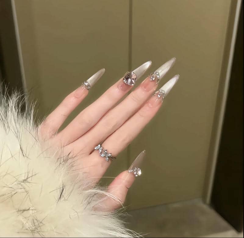 mẫu nail nhọn siêu sang chảnh
