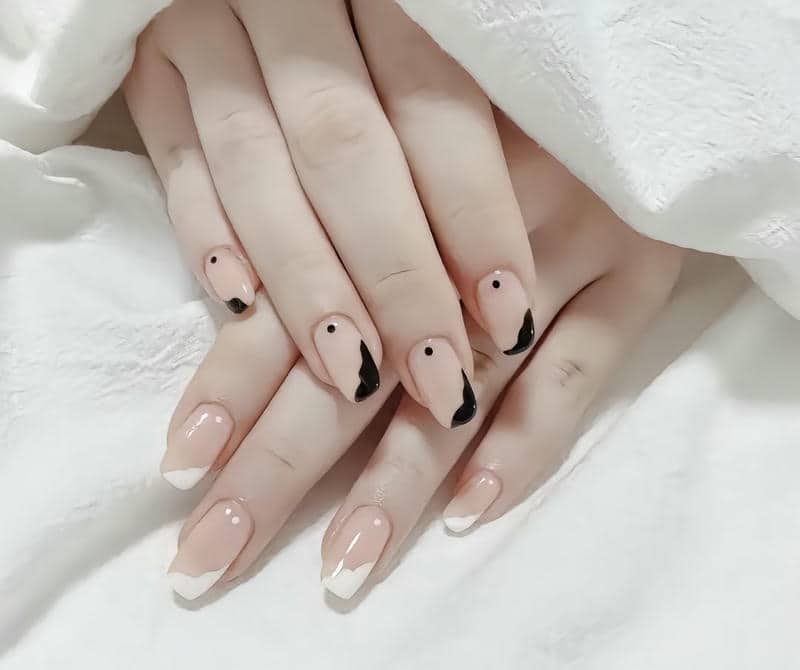 mẫu nail trắng đen đơn giản