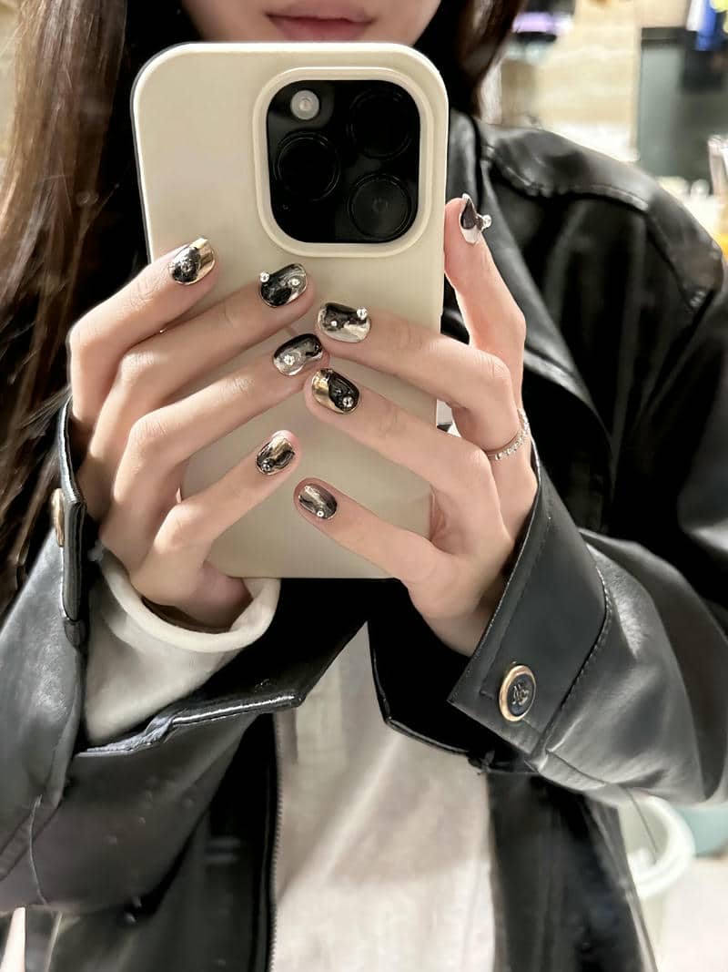mẫu nail trắng đen đơn giản