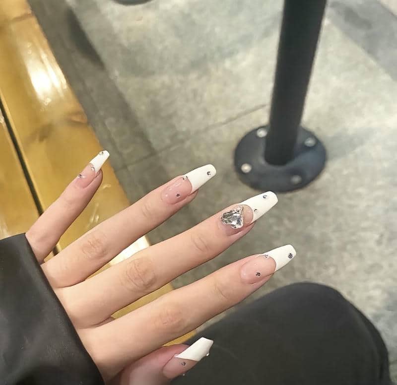 mẫu nail trắng đính đá