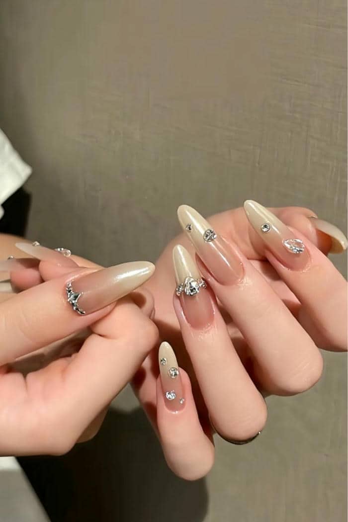 mẫu nail tráng gương đính đá