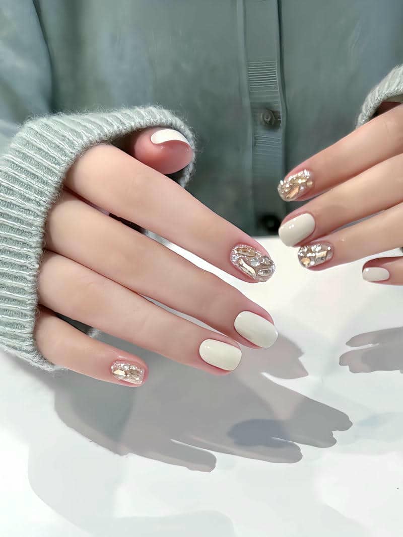 mẫu nail trắng sang chảnh