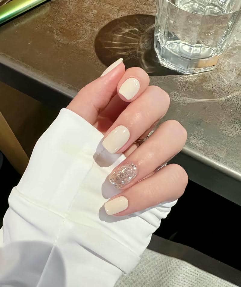 mẫu nail trắng trơn đơn giản