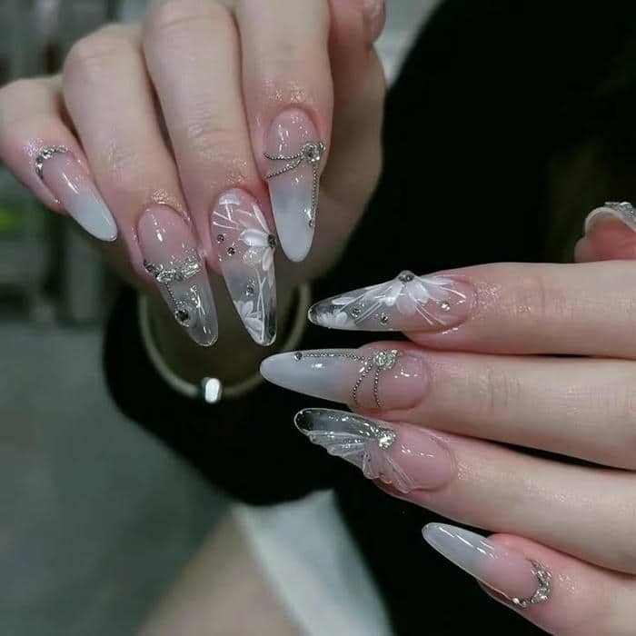 mẫu nail trong suốt đính đá sang chảnh