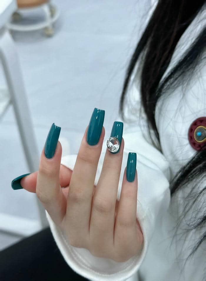 mẫu nail xanh ngọc đính đá
