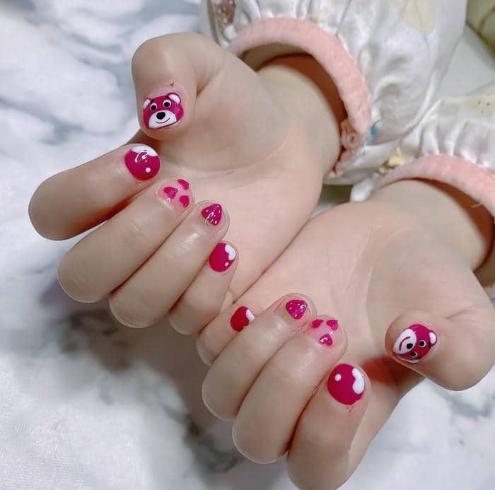 mẫu vẽ nail hoạt hình gấu dâu