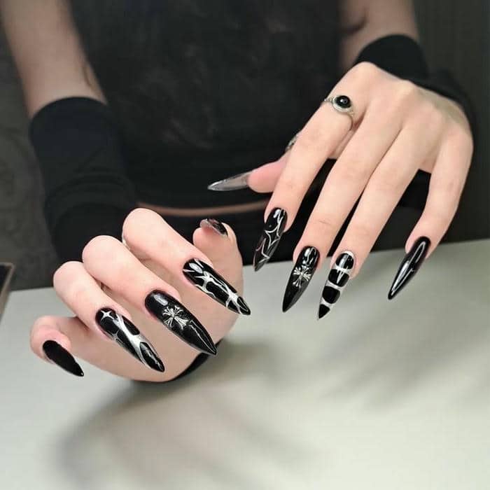 nail đen cá tính nhọn