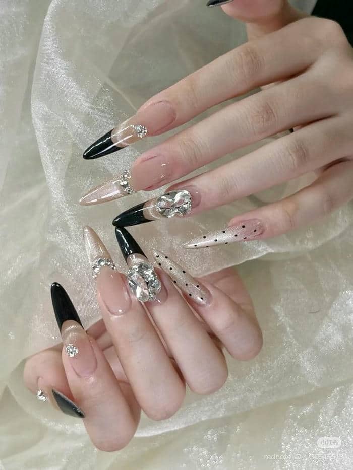 nail đen đính đá