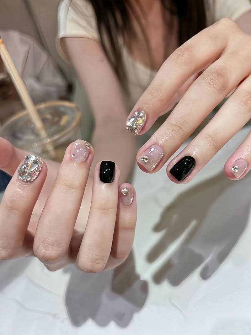 nail đen ngắn