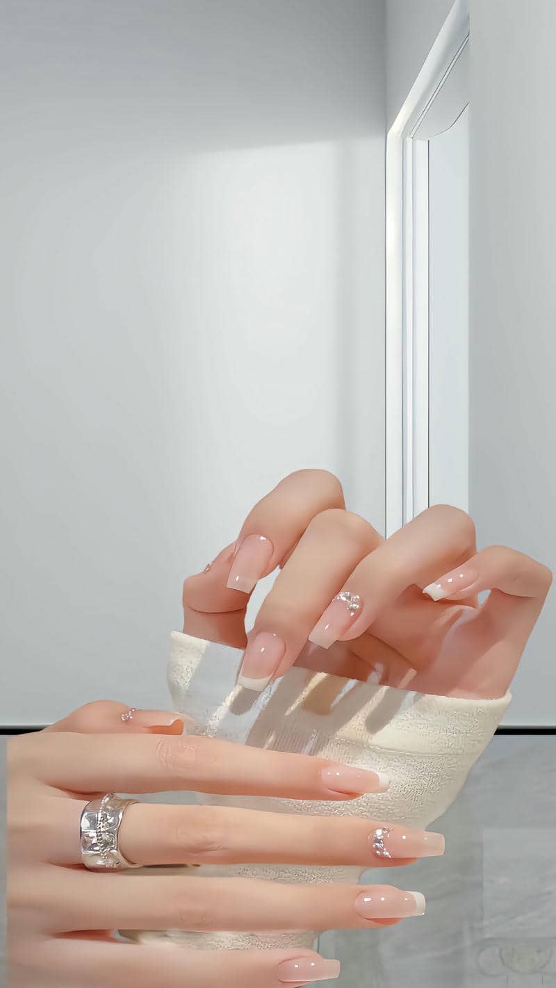 nail đính đá đơn giản cho học sinh