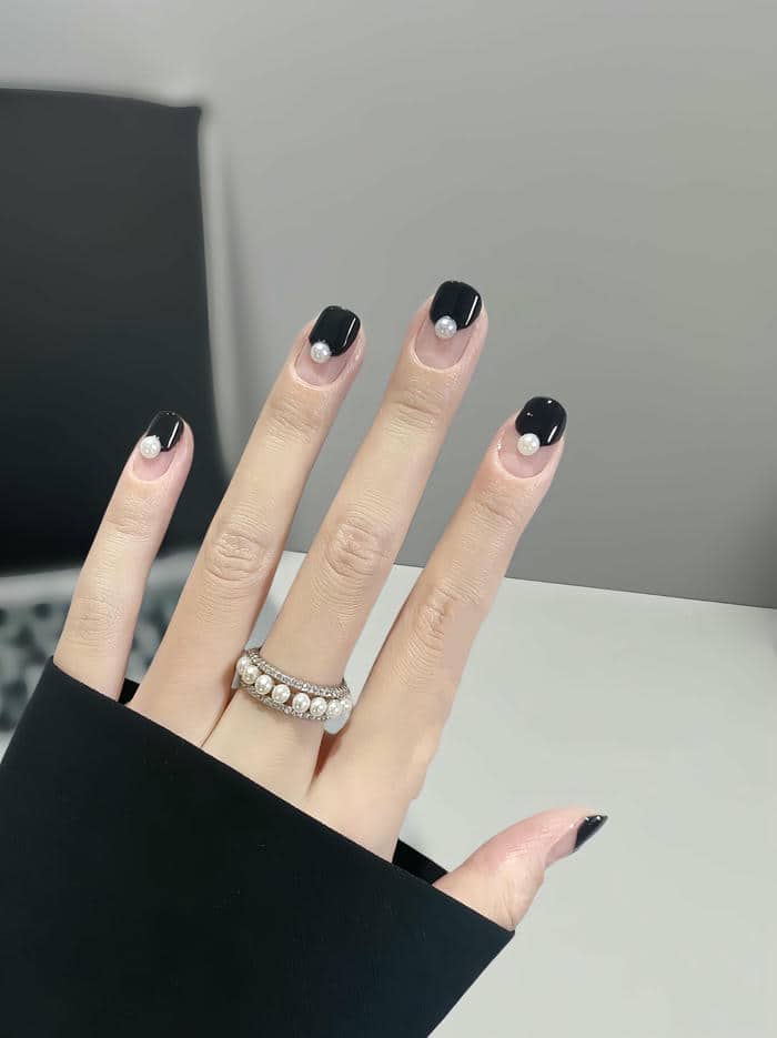 nail đính ngọc trai đơn giản