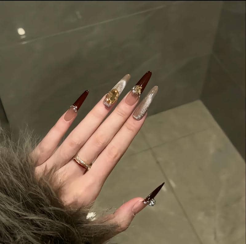nail form nhọn