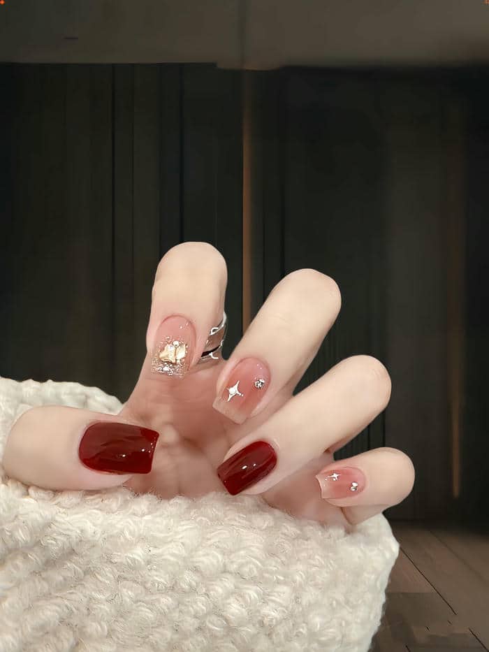 nail màu đỏ đính đá