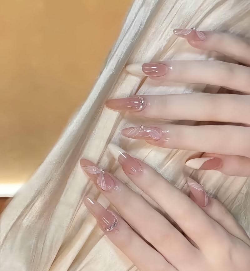 nail màu hồng thạch đính đá