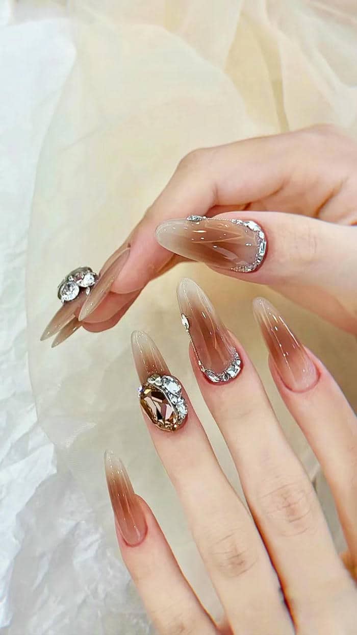 nail màu nâu đính đá