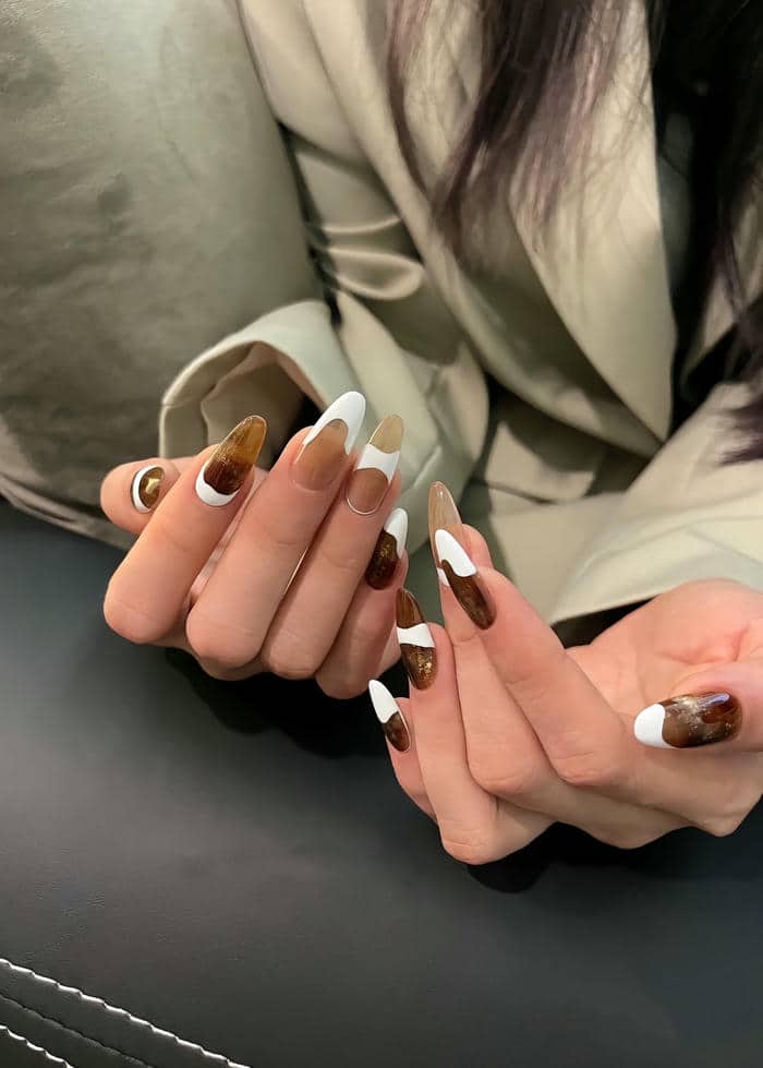 nail màu nâu trắng