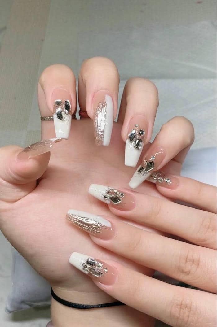 nail màu trắng sữa đính đá
