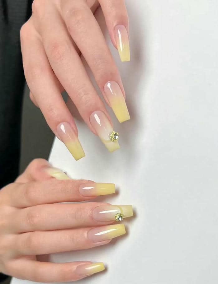 nail màu vàng đính đá