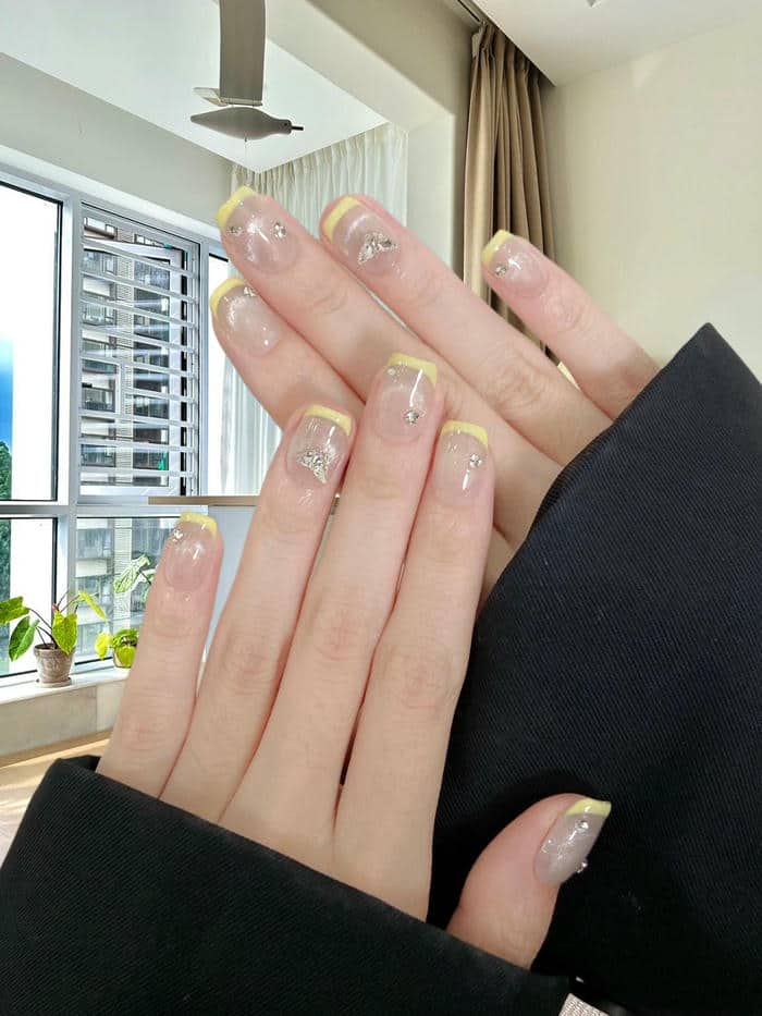 nail màu vàng đơn giản