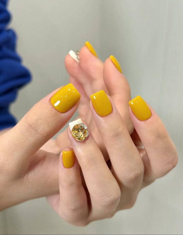 nail màu vàng nâu'