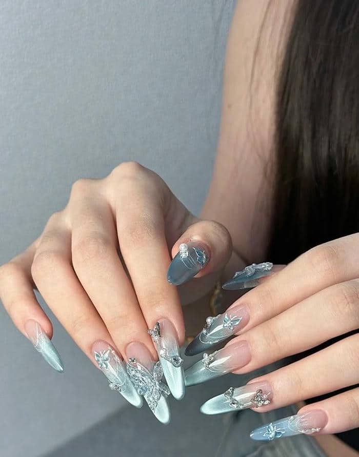 nail màu xanh dương nhạt đính đá