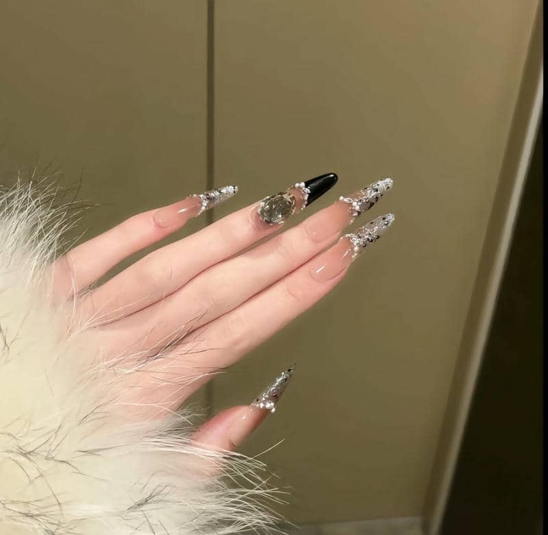 nail nhọn đính đá sang chảnh
