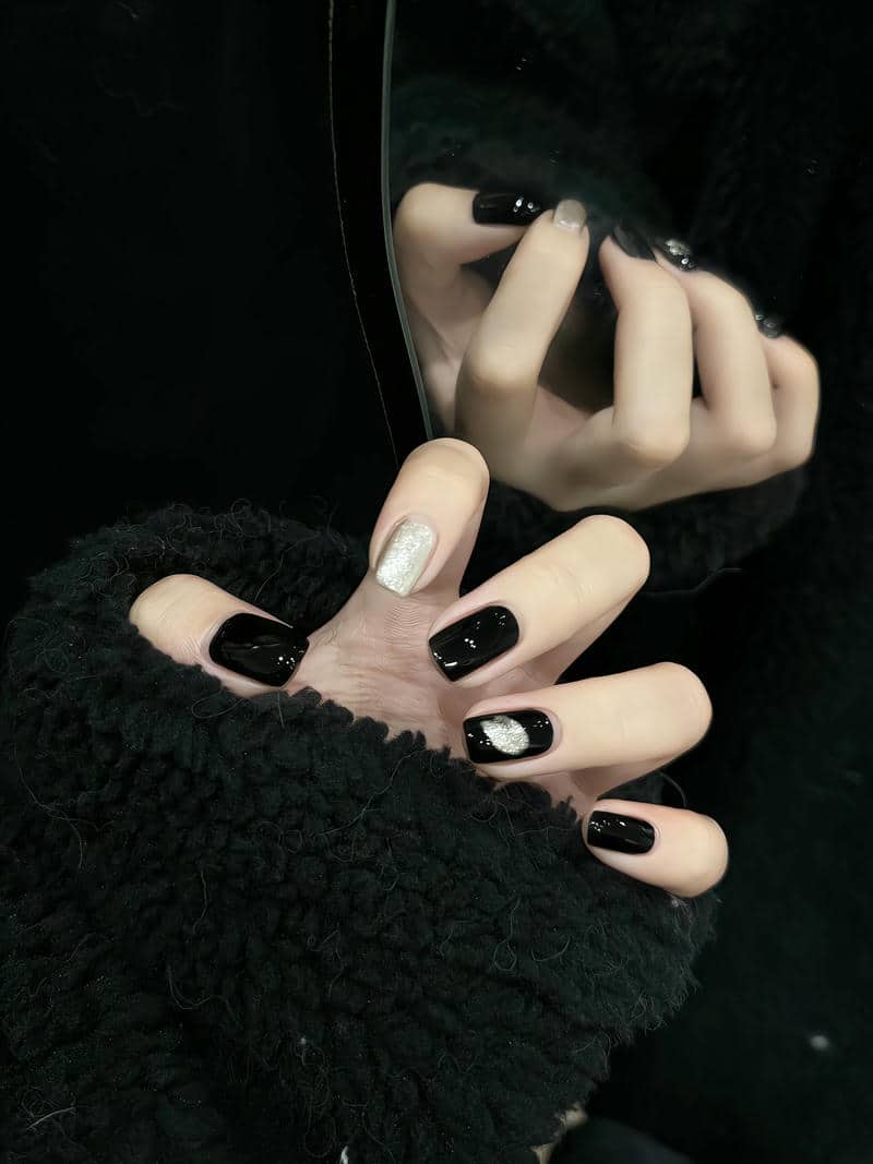 nail trắng đen đơn giản