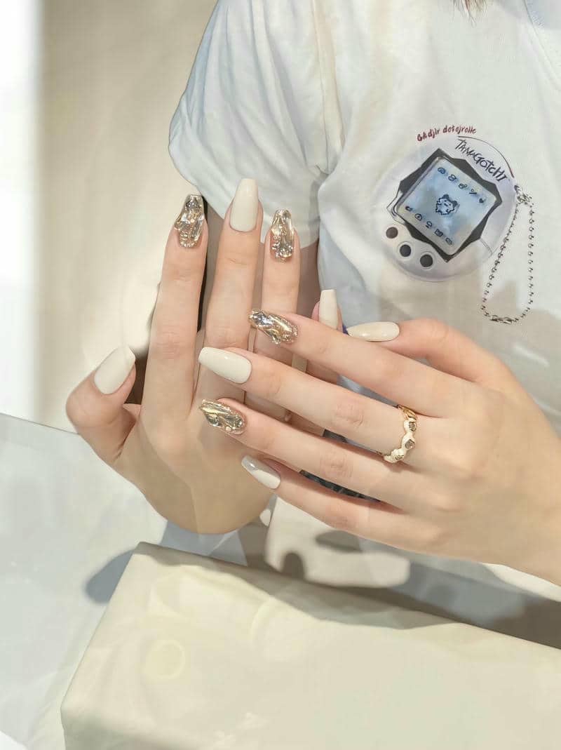 nail trắng đính đá sang chảnh