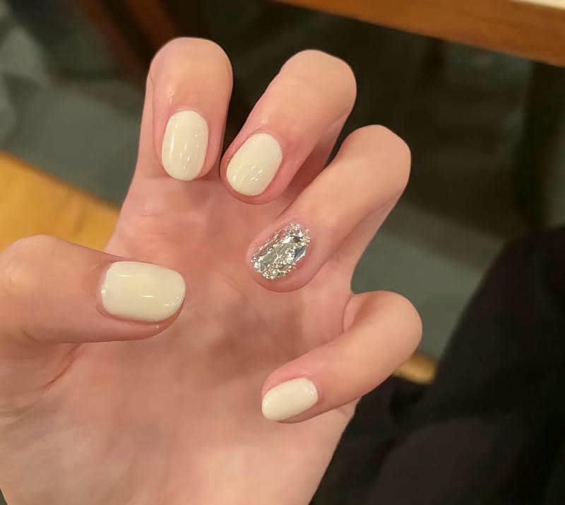 nail trắng đính đá