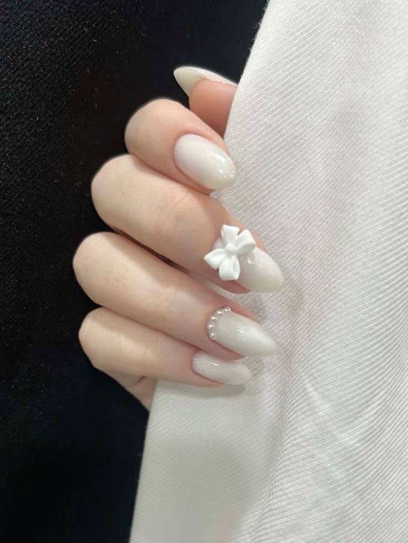 nail trắng đính nơ