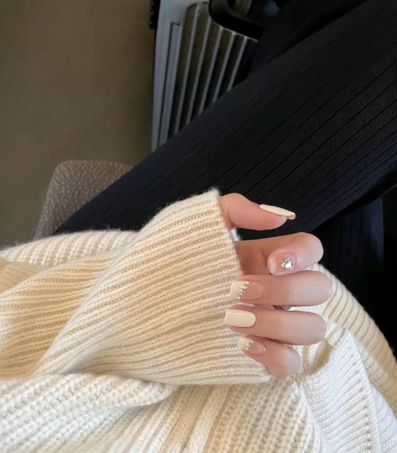 nail trắng đơn giản