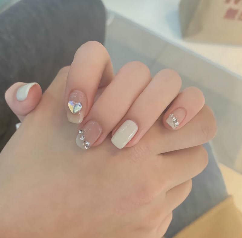 nail trắng đơn giản