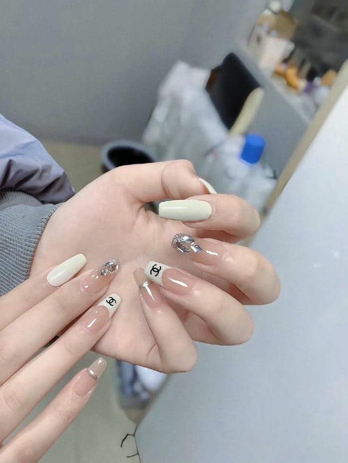 nail trắng sang chảnh