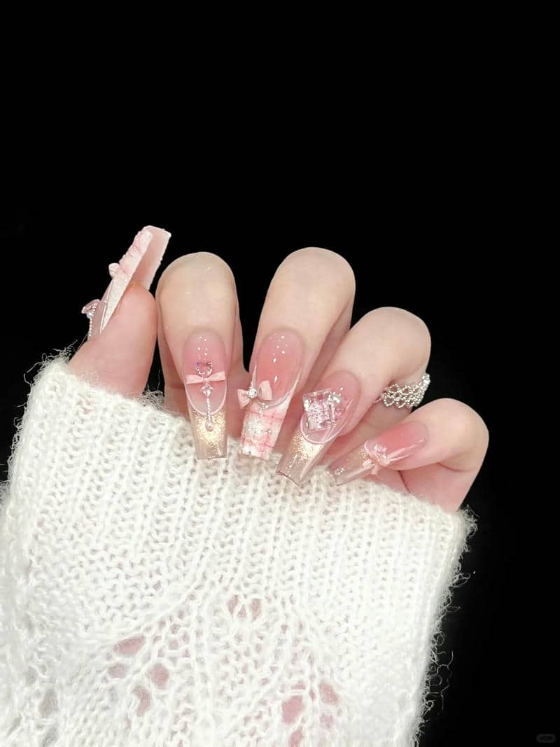 nail valentine đính đá sang chảnh