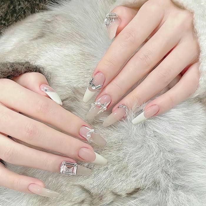 sang chảnh mẫu nail trắng đính đá