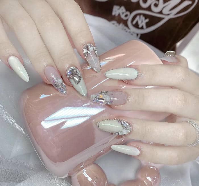 sang chảnh nail trắng đính đá