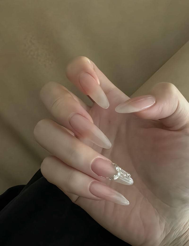 ảnh mẫu nail màu nude đính đá đơn giản