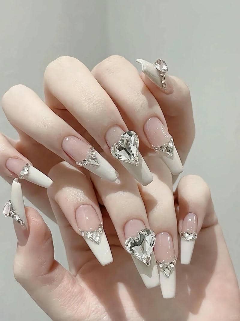 ảnh mẫu sơn đầu móng trắng đính đá