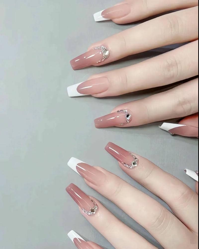 ảnh sơn đầu móng trắng đính đá