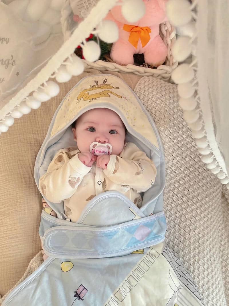 hình em bé cute