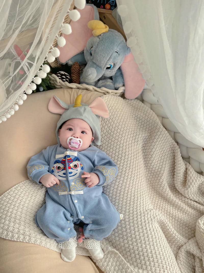 hình em bé dễ thương