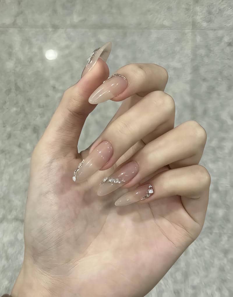 mẫu nail màu nude đính đá đơn giản