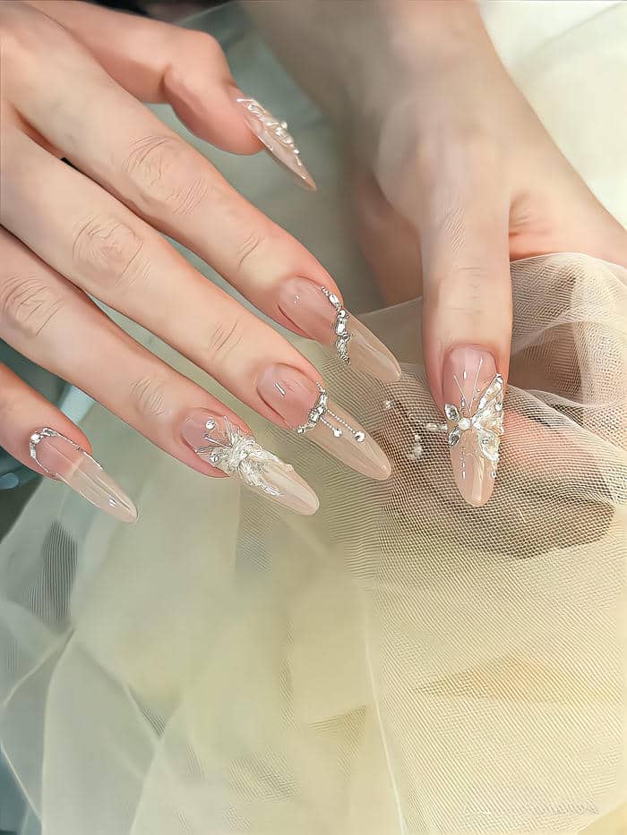 mẫu nail nhọn đính đá sang chảnh