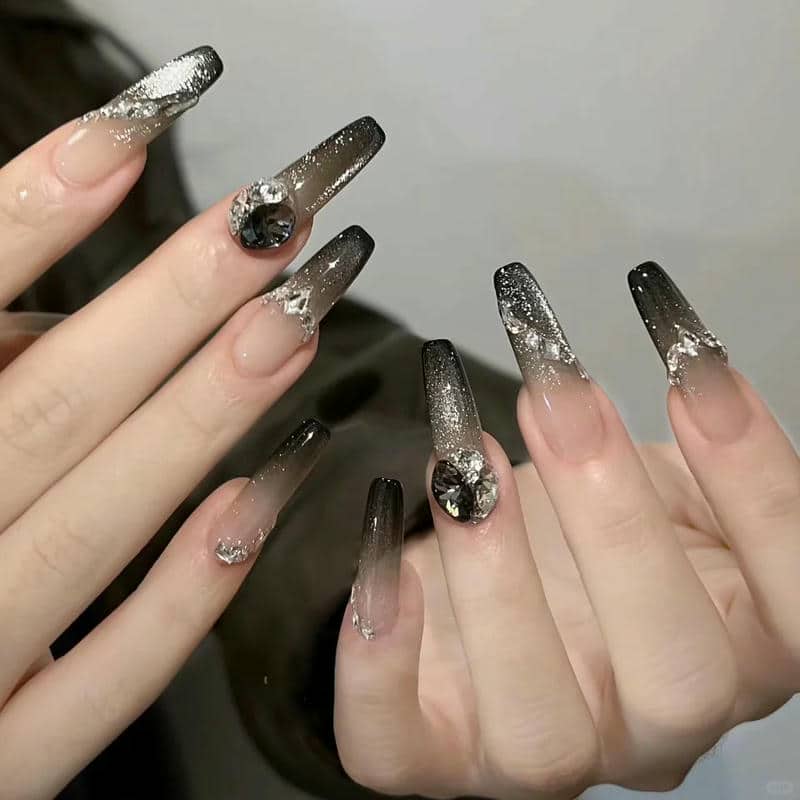 mẫu nail thiết kế đính đá sang chảnh