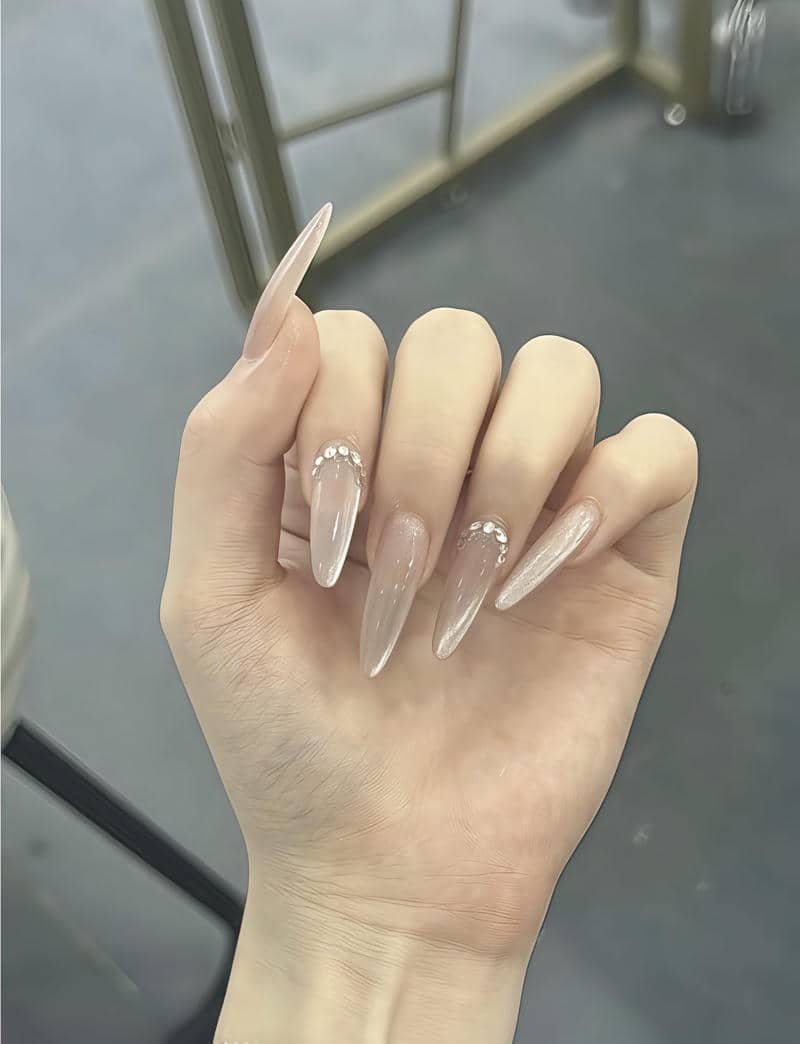 nail mắt mèo nude đính đá đơn giản