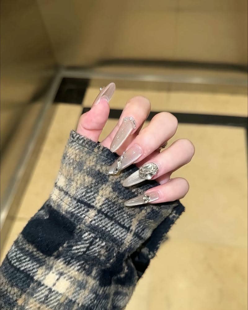 nail mắt mèo nude đính đá sang chảnh