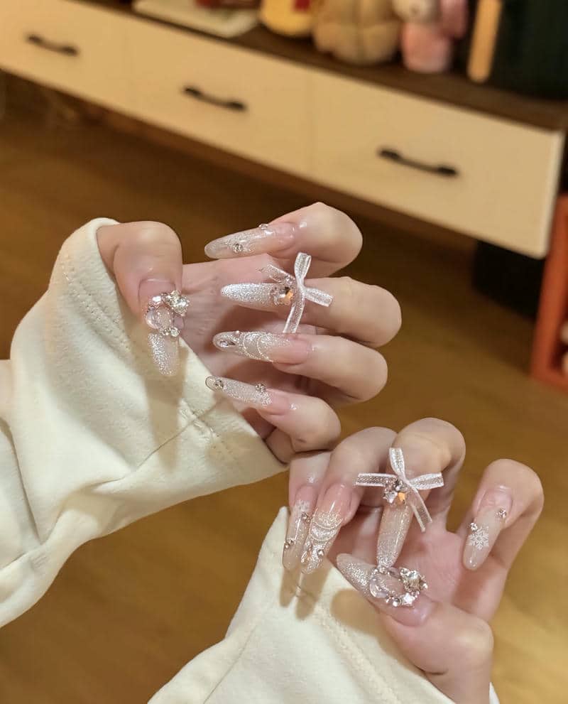 nail màu nude cầu kỳ, sang chảnh