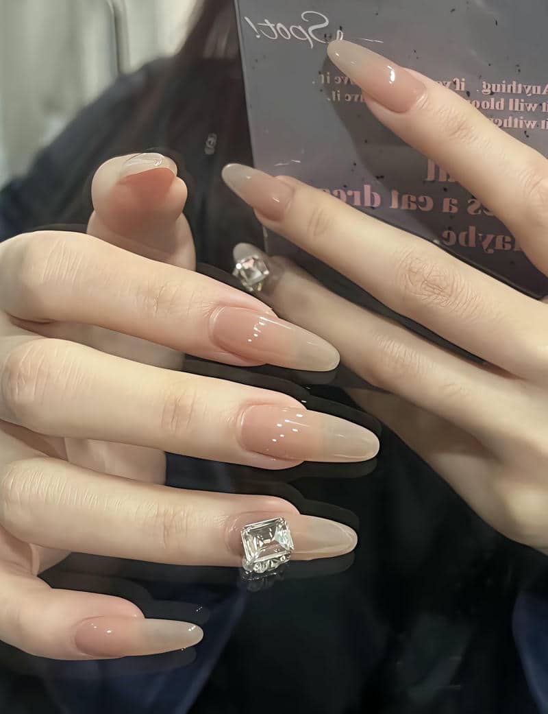 nail màu nude đính đá đơn giản