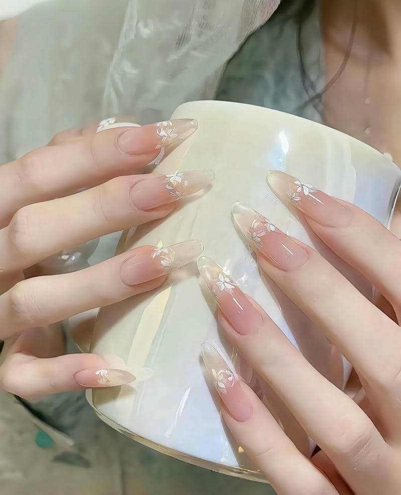 nail màu nude vẽ hoa