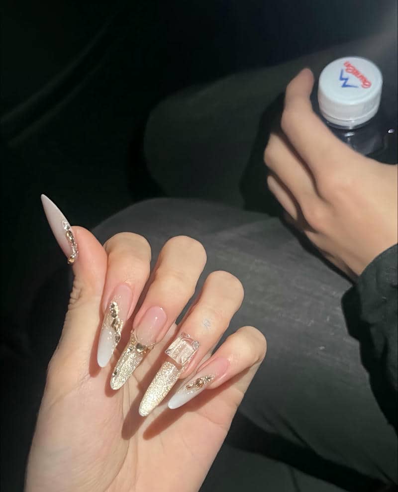 nail thach nude mắt mèo đính đá sang chảnh